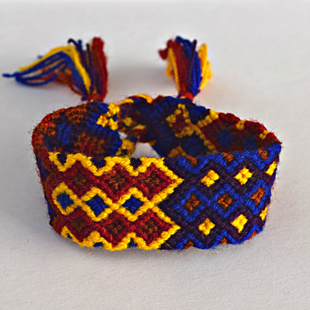 pulsera gruesa tejida en colores primarios