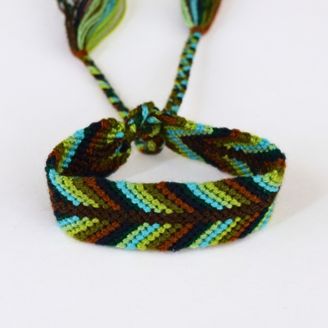 Pulsera gruesa tejida en tonos verdes y cafés