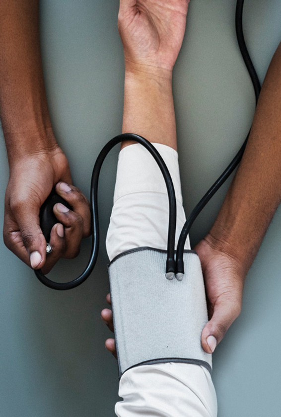 Um médico aferindo a pressão do paciente