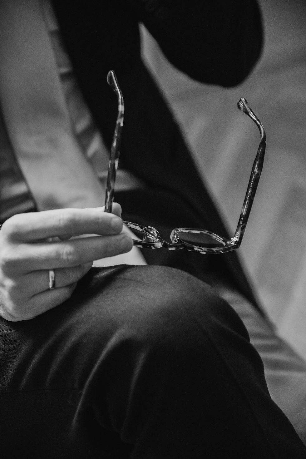 Schwarz-weiß Fotografie mit Detailaufnahme eines juristischen Arbeitsprozesses – DGRA Wien