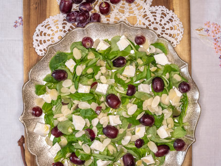 Insalata di Songino con Uva, Mandorle e Primo Sale