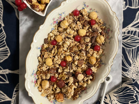 Granola fatta in casa con Nocciole, Cioccolato e Frutti Rossi