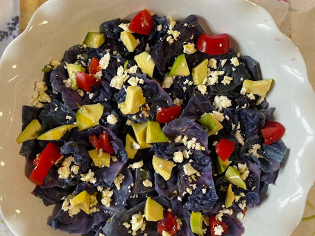 Insalata Di Cavolo Viola, Avocado, Feta e Pomodorini