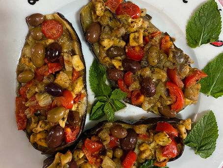 Melanzane ripiene di olive, capperi, pomodorini e scamorza