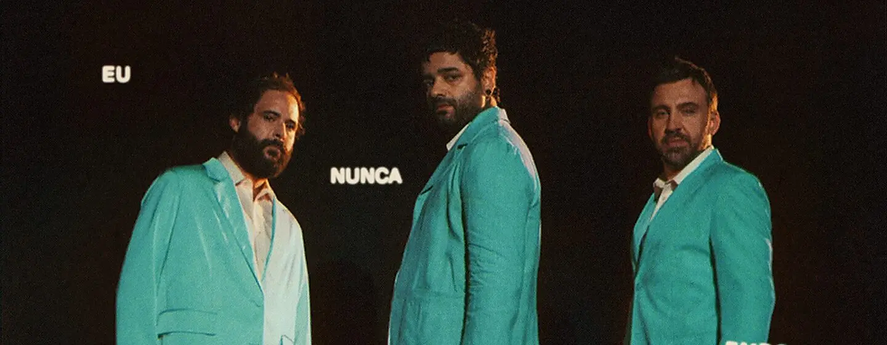 Integrantes da banda divulgando o novo álbum