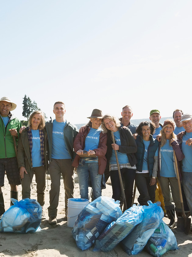 Freiwillige am Strand reinigen