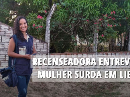 Recenseadora entrevista mulher surda em Libras
