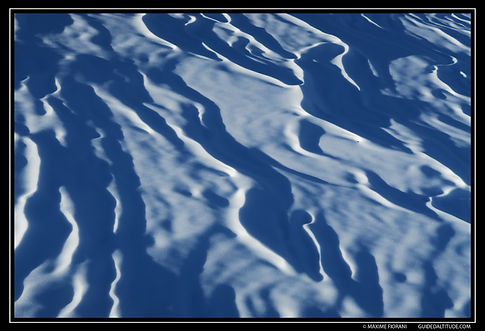 Neige travaillée par le vent et rayons de soleil couchant, pour une ambiance dunes du Sahara!