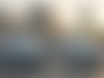 Une citadine électrique pas chère en charge sur une borne en ville, prête pour la ZFE.