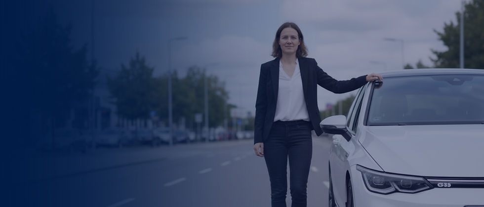 professionnel de l'automobile a coté d'une volkswagen golf 8