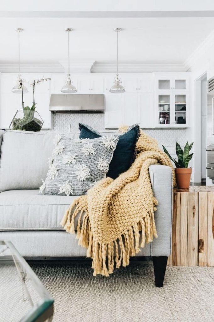 How To Decorate With Throw Blankets On Your Couch: 8 Beautiful Ideas