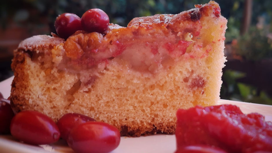 Torta soffice di mele e confettura di corniole