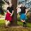 Miniature : deux hommes en kilt rouge et bleu