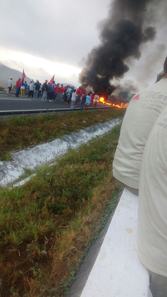 MST bloqueia nove rodovias em defesa de Lula