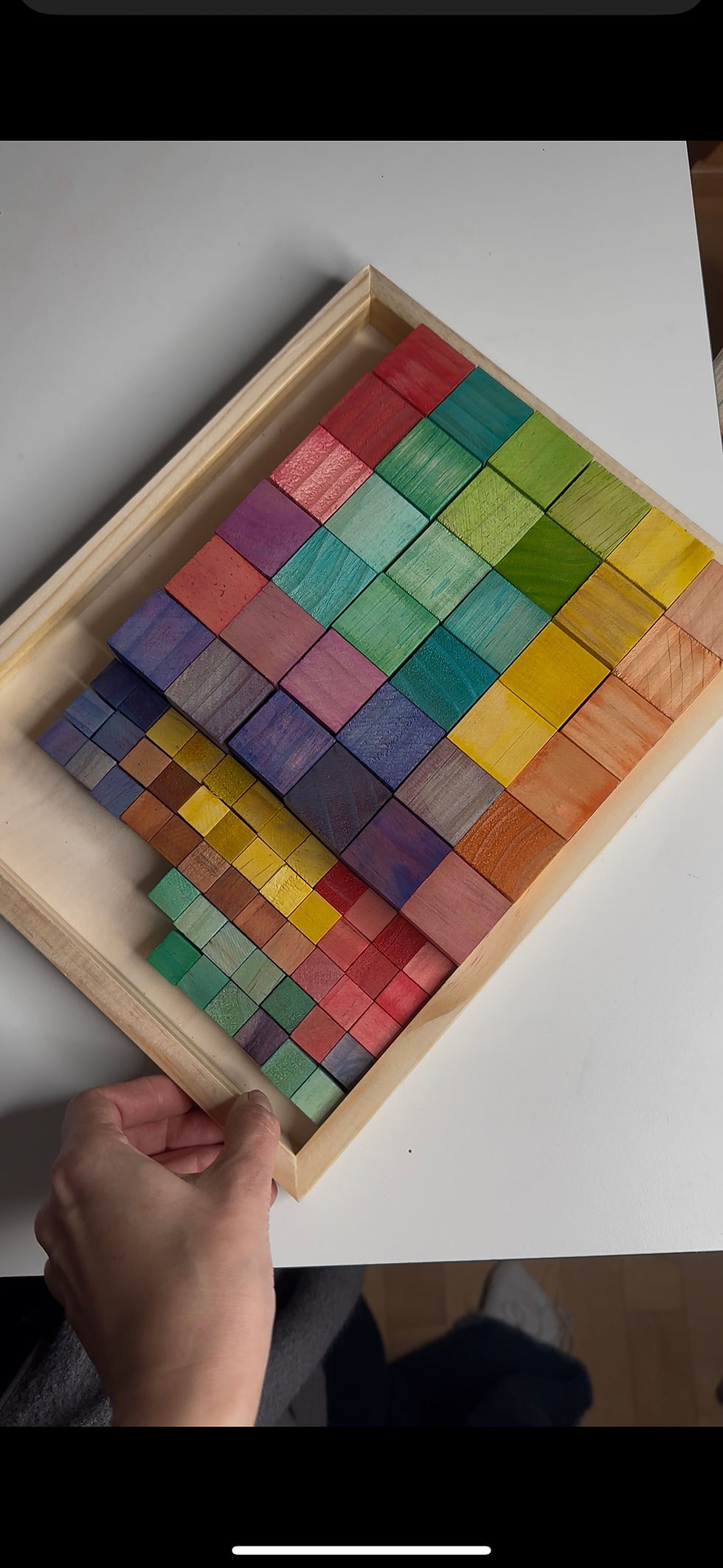 Natürlich gefärbtes Holzspielzeug für Kleinkinder