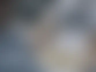 Trabajador recibiendo pago en efectivo fuera del recibo de sueldo y revisando salario declarado en Uruguay