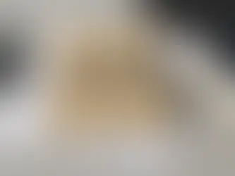 Carpeta beige con la inscripción "Documentación de la empresa" sobre una mesa de trabajo junto a una calculadora, papeles y lapicera.