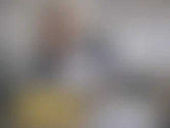 Trabajadora revisando liquidación final por licencia anual no gozada