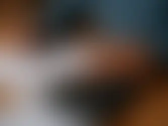 Persona calculando su liquidación laboral con una calculadora sobre documentos jurídicos.