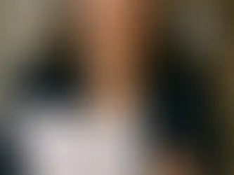 Mujer joven revisando contrato con expresión de duda o preocupación.