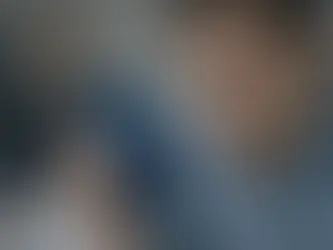 Trabajador revisando una grabación de audio en el celular como prueba de un despido verbal en Uruguay