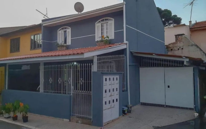 Lindo sobrado, R$ 435.000 aceita troca por casa na região - Xaxim, Curitiba - Paraná.