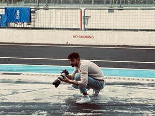 il fotografo Giulio Frassoldati all'interno dell'Autodromo Nazionale di Monza