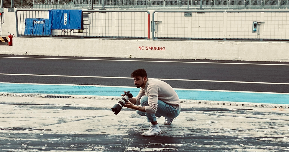 il fotografo Giulio Frassoldati all'interno dell'Autodromo Nazionale di Monza