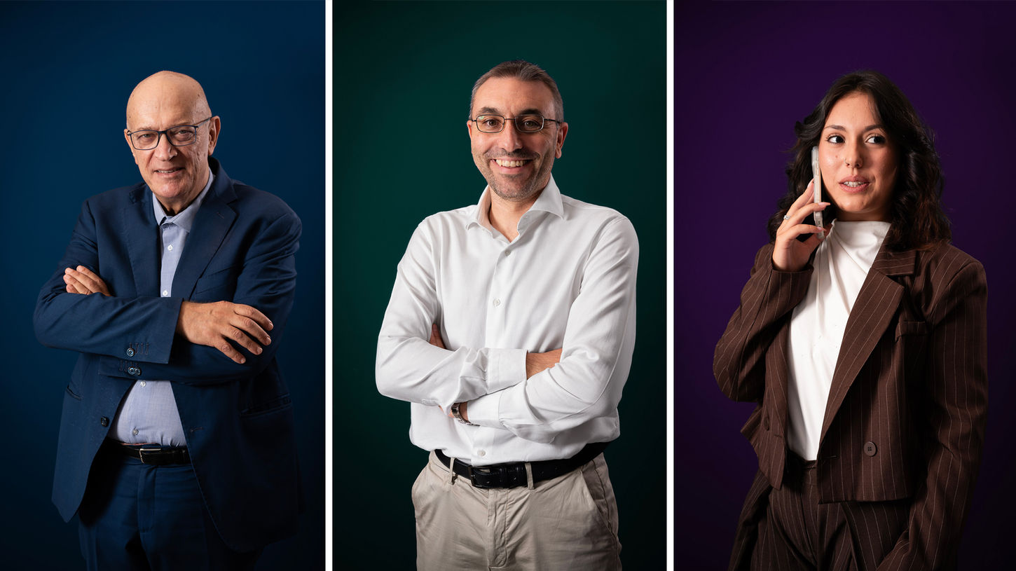Fotografia corporate di 3 persone con fondale colorato e luci professionali