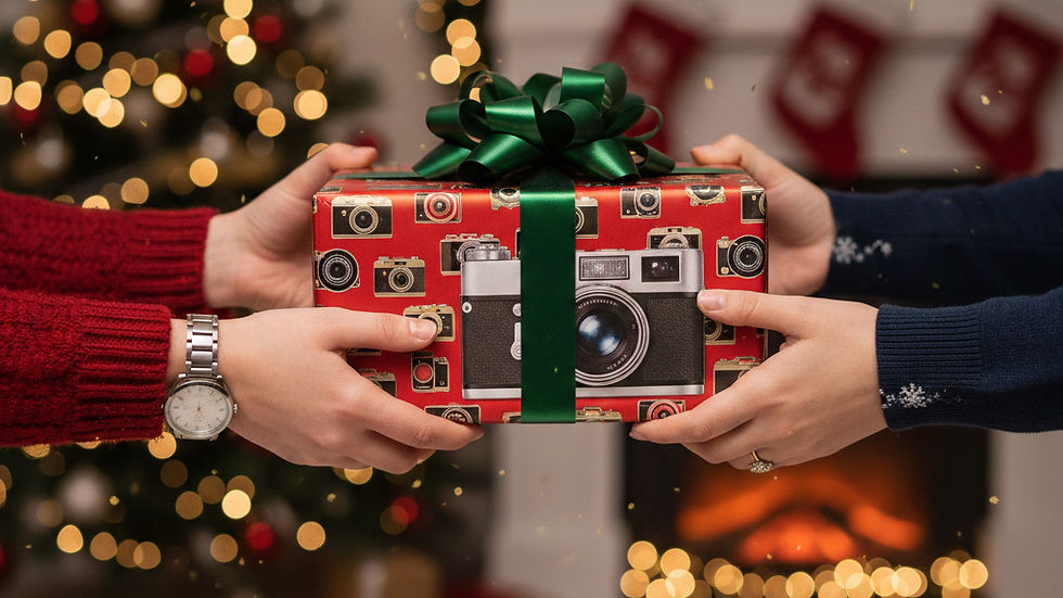Due persone che si scambiano un regalo di natale fotografico