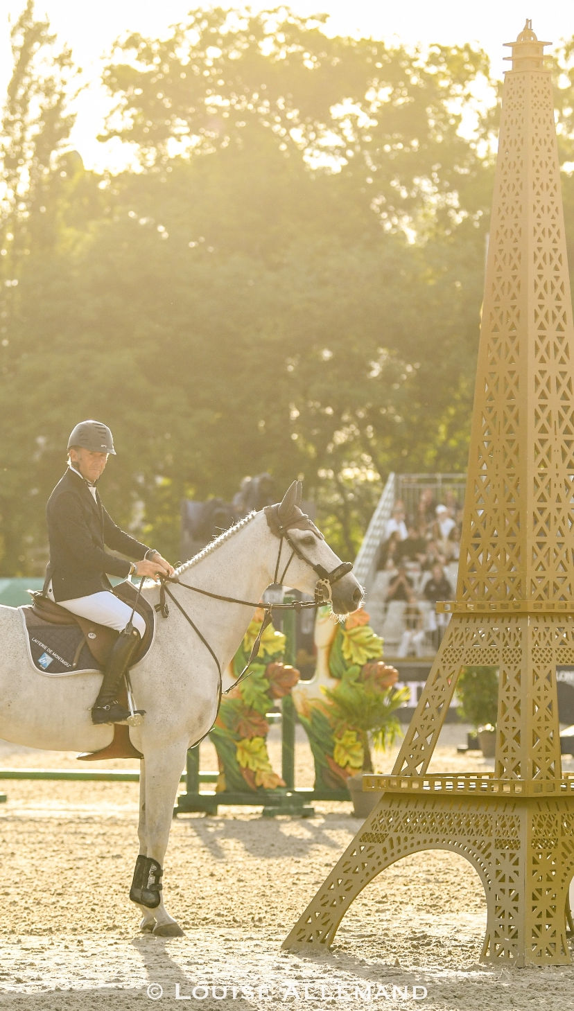 Philippe Rozier au pied de la tour Eiffel