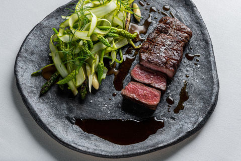 Assiette en céramique noire faite à la main au restaurant Spago by Wolfgang Puck à Budapest faite par ERROR N' MORE