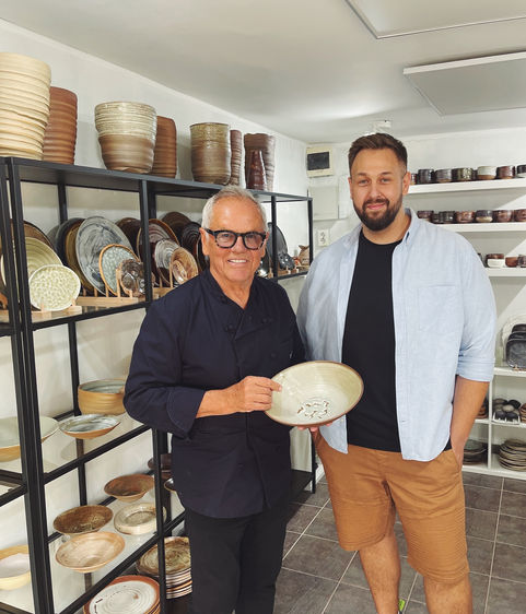 Wolfgang Puck rend visite à Adam Csaba Szabo dans le showroom ERROR N' MORE Budapest, Hongrie