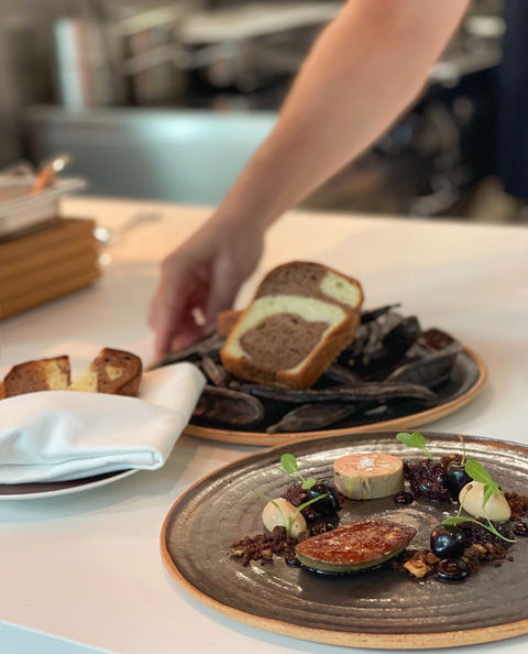 Assiette en céramique gris foncé faite à la main à Spago par le restaurant Wolfgang Puck à Budapest faite par ERROR N' MORE