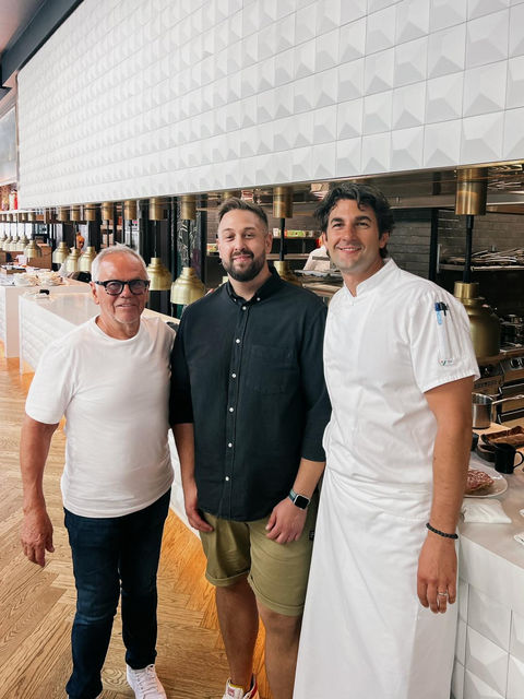 Wolfgang Puck, Adam Csaba Szabo et Istvan Szanto debout dans le restaurant Spago Budapest