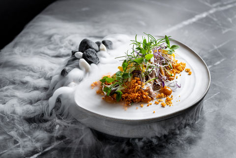 Assiette en céramique blanche faite à la main au restaurant Spago by Wolfgang Puck à Budapest faite par ERROR N' MORE