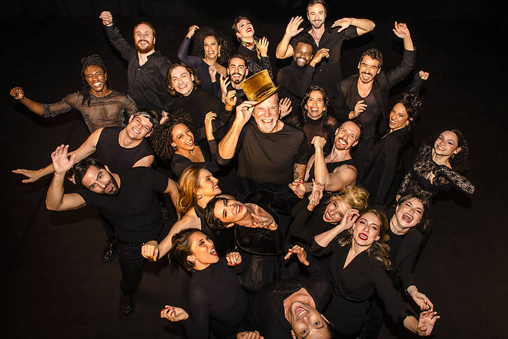 Atual elenco de “A Chorus Line” em São Paulo - Foto: Caio Gallucci