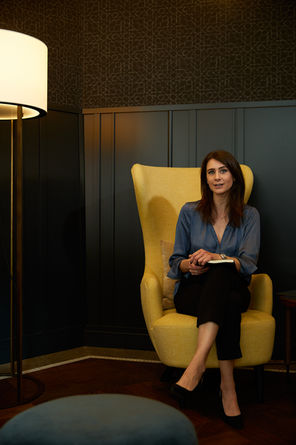 Jasmin Heuberger von kmu beats plant den Tag, im Foyer des Hotel Märthof Basel