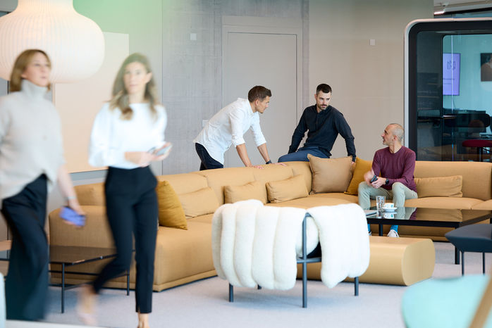 Mitarbeiter von Teamwork Schweiz AG im Primetower bei der Arbeit