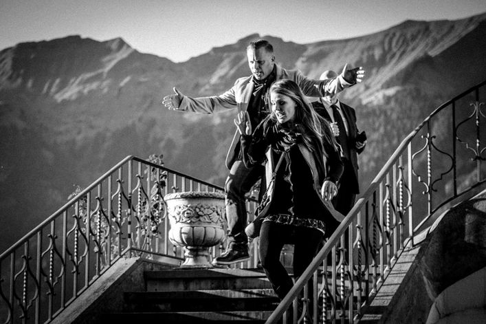 schwarzweiss Fotoreportage Krimiweekend - Trennungszene während Krimievent im Grandhotel Giessbach, Brienz