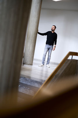 Mann im Treppenhaus der Universitätsbibliothek Basel, Personal Branding Portrait 