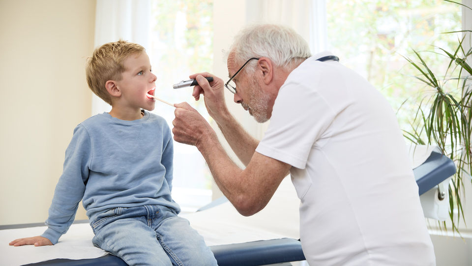 Untersuchung Hals Kind Imagefotografie Centramed.jpg