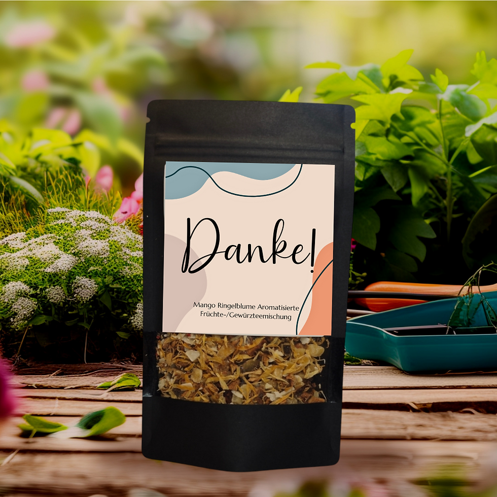 Miniaturbild: Tee in einer schwarzen, stehenden Verpackung mit Sichtfenster. Das Etikett trägt eine schlichte, elegante Gestaltung mit dem Schriftzug  'Danke' in stilvoller Schrift.