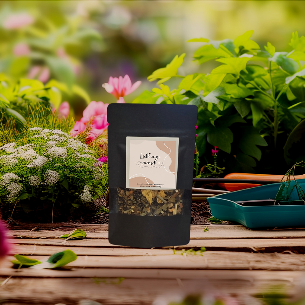 Tee in einer schwarzen, stehenden Verpackung mit Sichtfenster. Das Etikett trägt eine schlichte, elegante Gestaltung mit dem Schriftzug "Lieblingsmensch". 