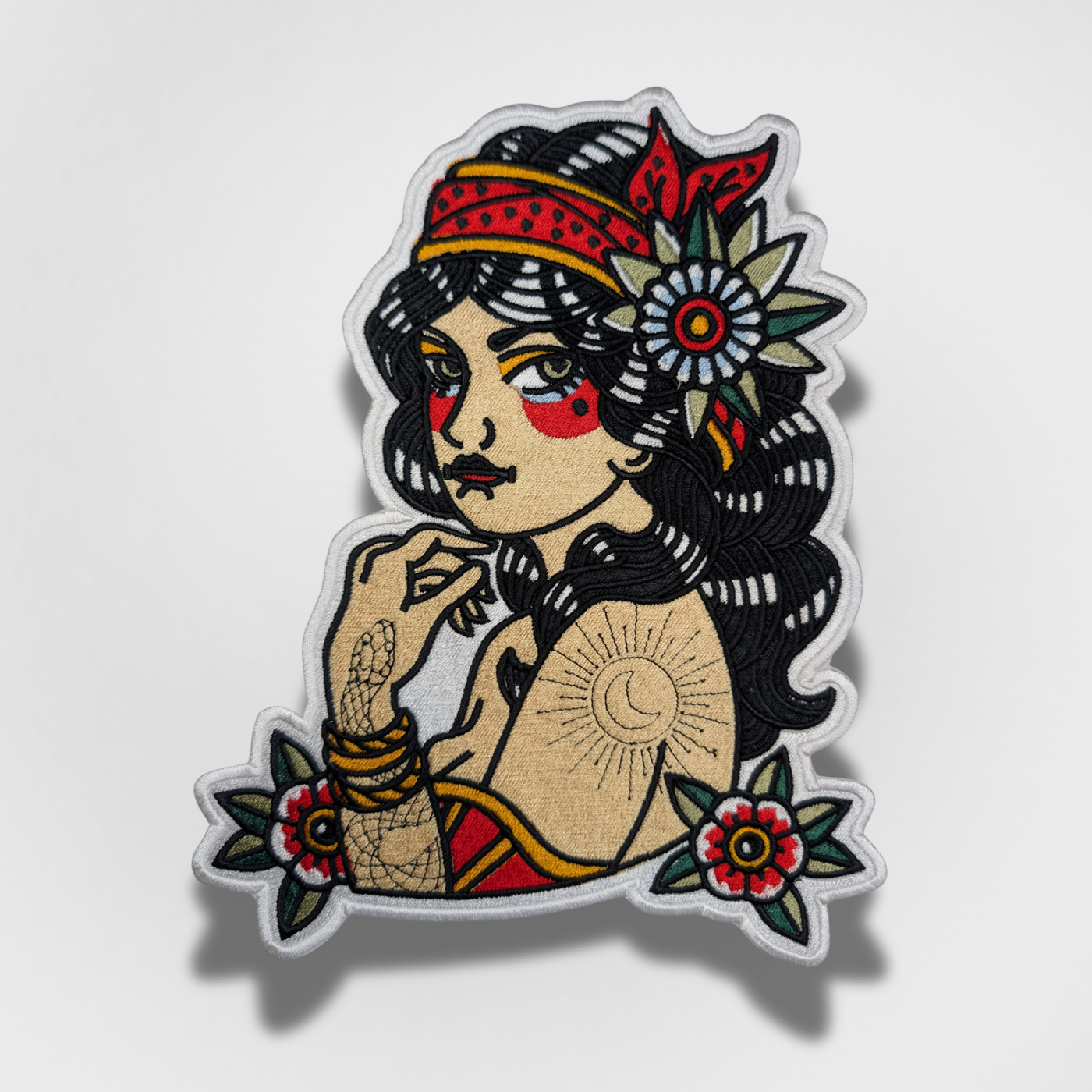 Grand patch brodé thermocollant gitane aux fleurs inspiré du tatouage traditionn