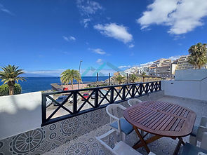 Apartment for sale in Puerto de Santiago, Tenerife, with breathtaking panoramic views of the Atlantic Ocean. This frontline beachfront property features 3 bedrooms, a 14 m² private terrace, a communal swimming pool, a private garage, and a separate storage room. Fully furnished and move-in ready, it is an excellent choice as a permanent residence, a holiday home, or a high-potential investment property in Tenerife.