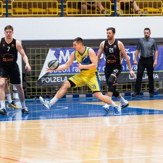 Grušovnik med igro prestreza žogo