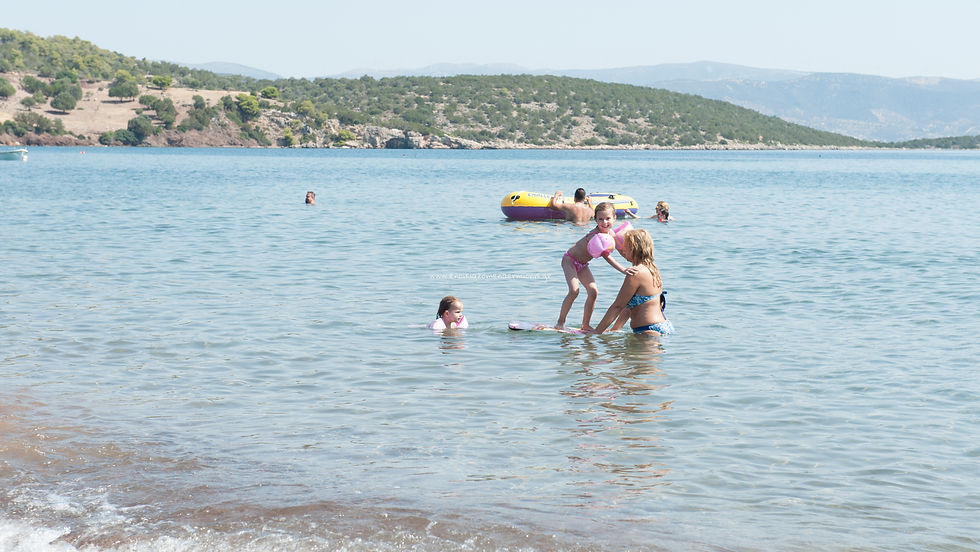 Μπάνιο με παιδιά στη θάλασσα
