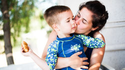 Μάνα αγκαλιά με το γιο της