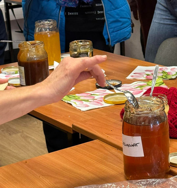Degustacja miodów podczas warsztatów pszczelarskich